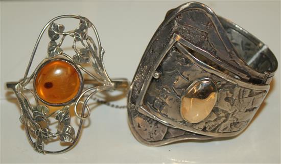 Silver hinged belt buckle bangle, London 1986, maker EC & a Belgian Art Nouveau silver (800) openwork bangle set amber cabochon